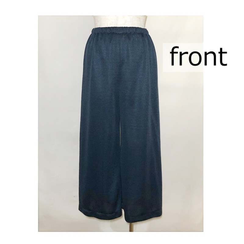 紺のワイドパンツ