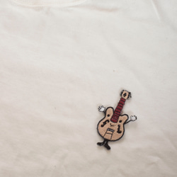 オールドギターの刺繍シールワッペンです。 お洋服や靴•バック•帽子などのワンポイントにいかがでしょうか？ 2枚目の画像