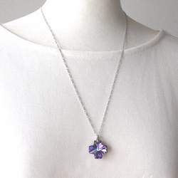 ヘリオトロープ 紫色輝く 十字架のネックレス（スワロフスキー社製 クリスタル） 2枚目の画像