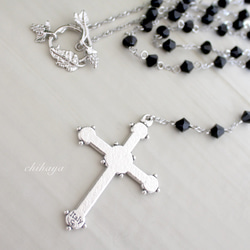 繊細なレリーフの十字架と葡萄マンテルのロザリオ風ネックレス（Swarovski社製クリスタルビーズ使用） 3枚目の画像