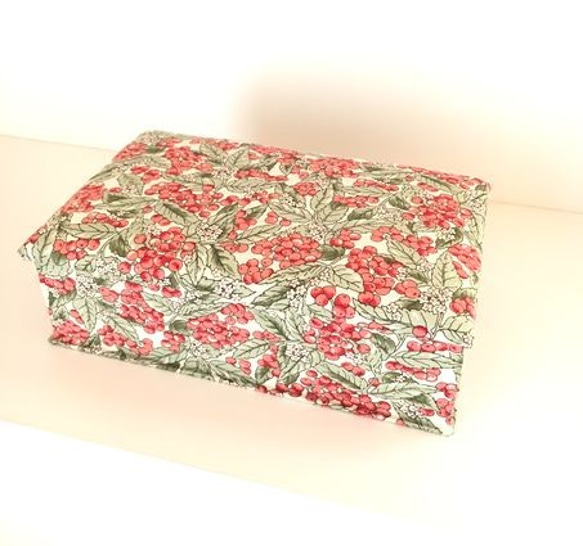 カルトナージュの小箱　フタ綿タイプ　赤い木の実柄　中箱付 1枚目の画像