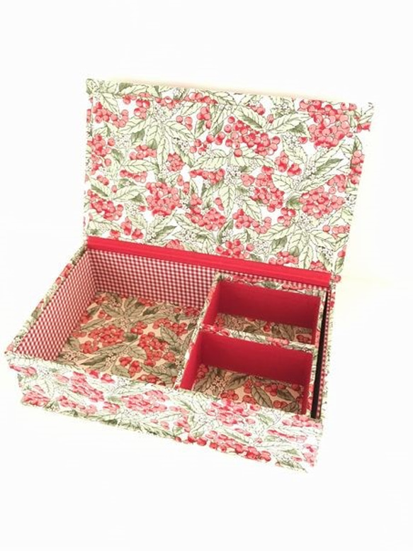 カルトナージュの小箱　フタ綿タイプ　赤い木の実柄　中箱付 2枚目の画像