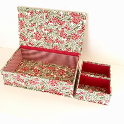 カルトナージュの小箱　フタ綿タイプ　赤い木の実柄　中箱付 3枚目の画像