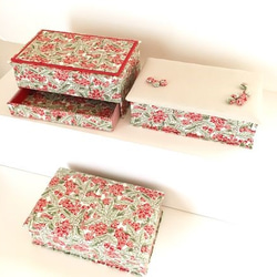 カルトナージュの小箱　フタ綿タイプ　赤い木の実柄　中箱付 4枚目の画像