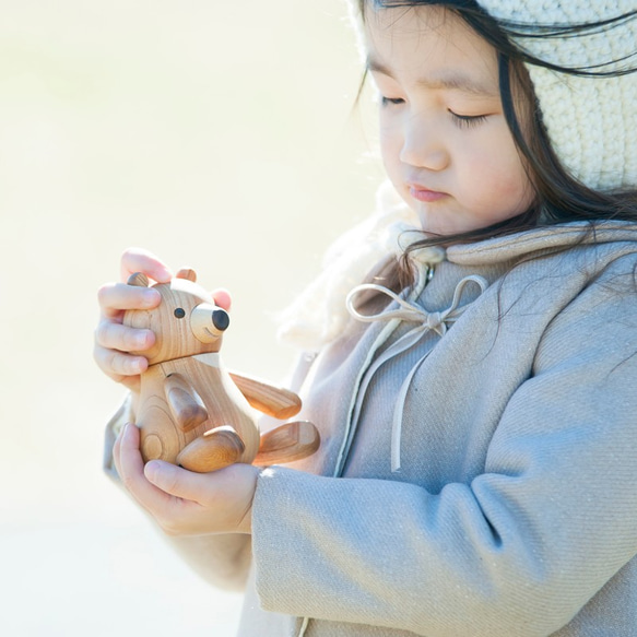 ベイビーベア【木製の手作りくまちゃん人形】お部屋を飾るインテリアとガラガラの玩具としても楽しめます【国産材ケヤキ】 1枚目の画像