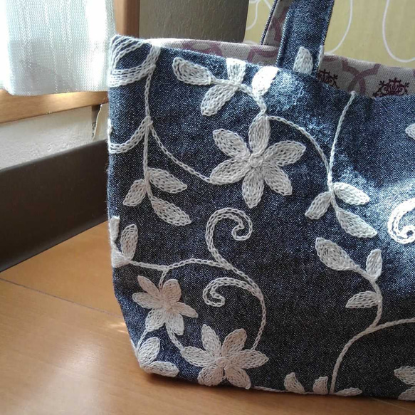 ボタニカル柄　刺繍　バッグインバッグ 2枚目の画像