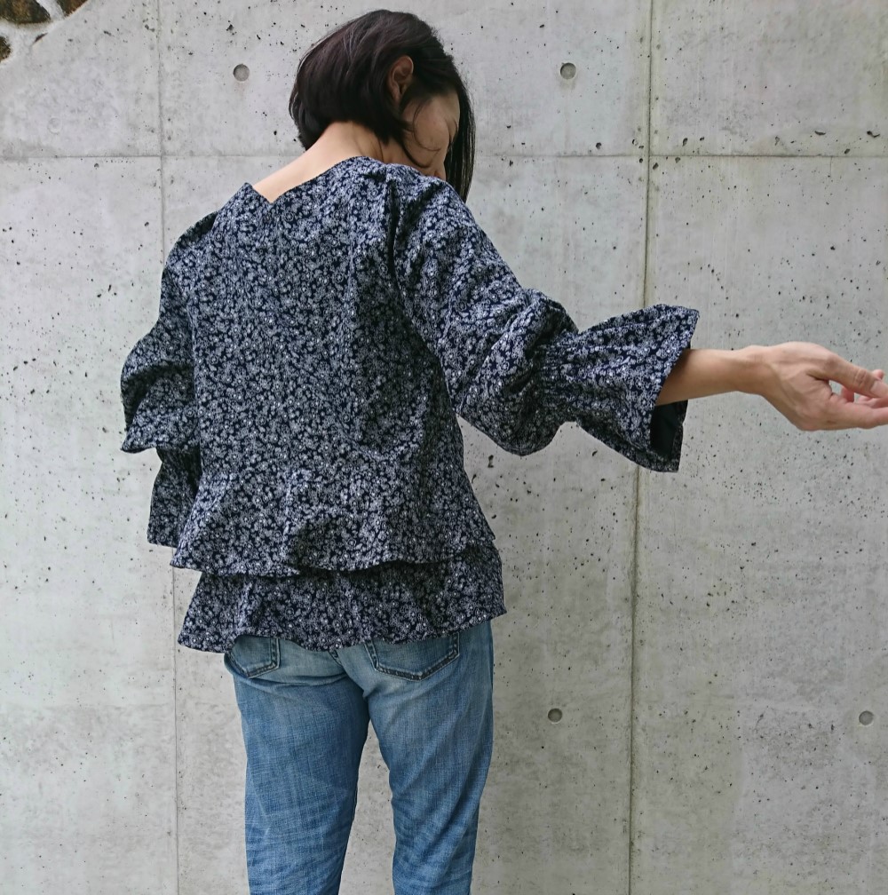 後ろ美人　1枚で決まる！パフスリーブとフリルのトップス　コーデュロイ紺×小花白