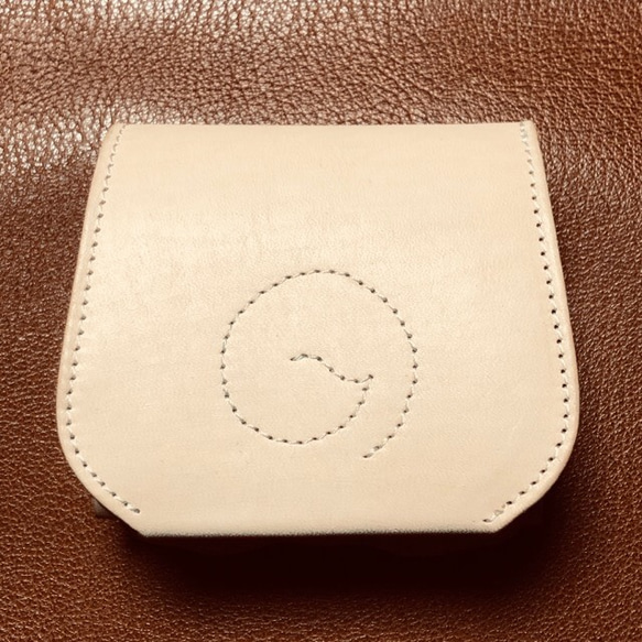 オーダー作品　マグネットボタンのパグちゃん大容量ミディ財布 3枚目の画像