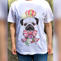 【パグと王冠とリボン】ホワイトTシャツ綿素材 6枚目の画像