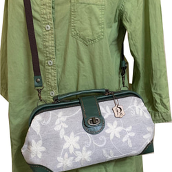 革と布のダレスバッグ「ショコラ」 刺繍生地 6枚目の画像