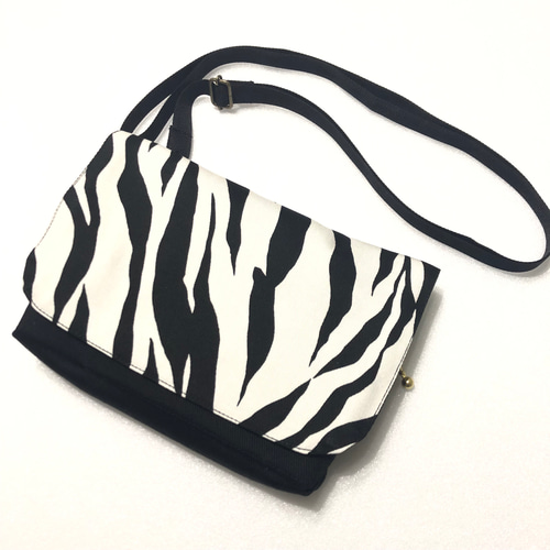 chiiiibag ポーチ　ミニバッグ　ゼブラ 大人の4wayショルダーバッグミニ ゼブラ 大人の移動ポケット