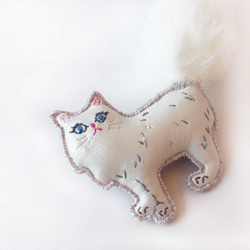 【現品】毛長白猫ブローチ 2枚目の画像