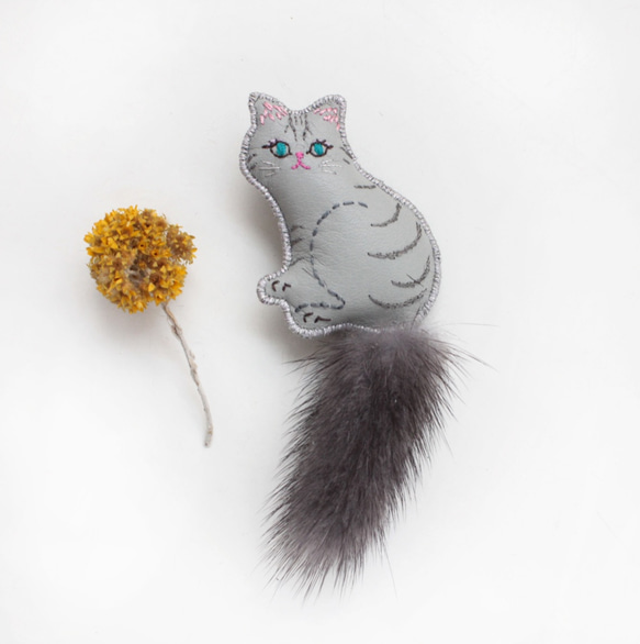 【現品】おすわりグレートラ猫ブローチ 2枚目の画像