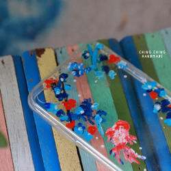 金魚と青い花をあしらった手描きの携帯電話ケース • すべてのモデルに合わせてカスタマイズ 2枚目の画像