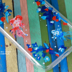 金魚と青い花をあしらった手描きの携帯電話ケース • すべてのモデルに合わせてカスタマイズ 3枚目の画像
