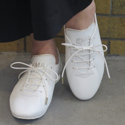 單塊皮革包覆的手工運動鞋/白色 第1張的照片
