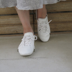 單塊皮革包覆的手工運動鞋/白色 第4張的照片