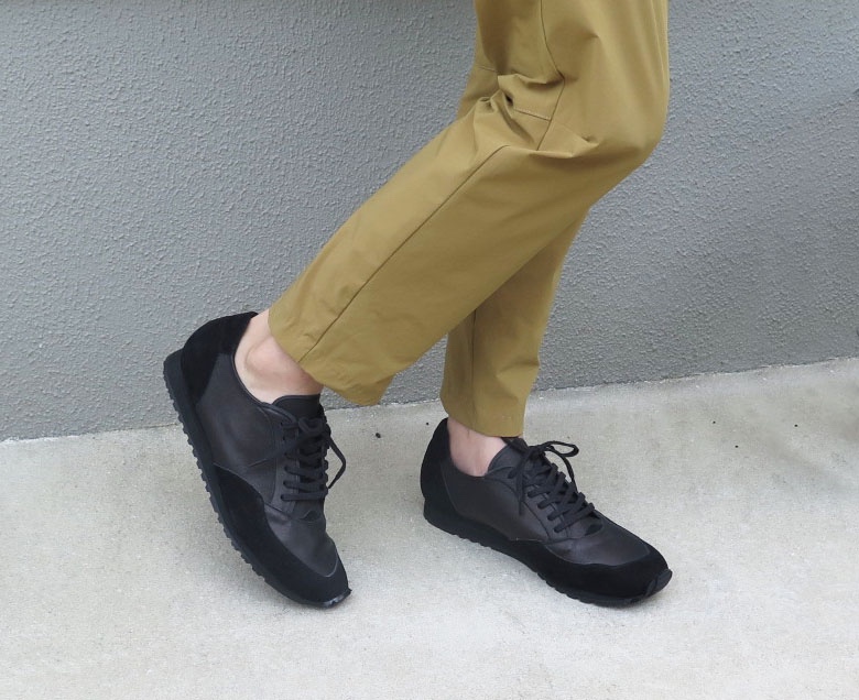 【Black×Black】スリムなのにゆったりな履き心地！ユニセックスデザインの本革大人スニーカー