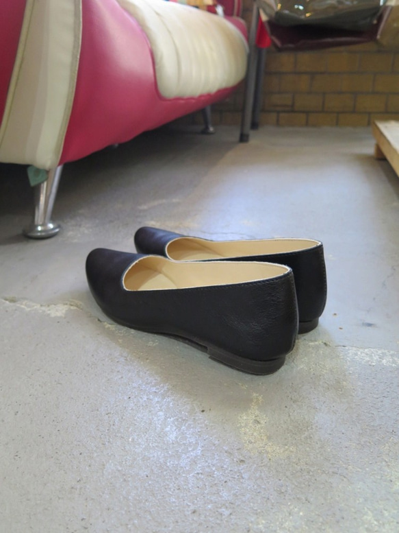 Petanko 高跟鞋由光滑皮革製成，杏仁形鞋頭朝上 ◎ 小號 第3張的照片