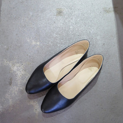 Petanko 高跟鞋由光滑皮革製成，杏仁形鞋頭朝上 ◎ 小號 第5張的照片