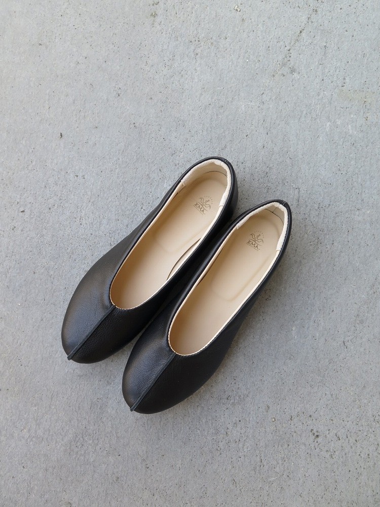 オフィスで可愛く 本革のふわっと足を包み込むフラットシューズ／ブラック