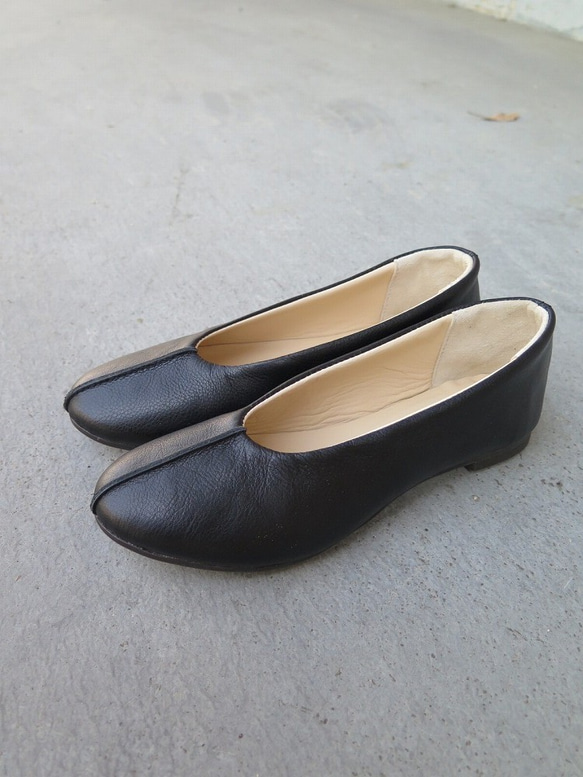 可愛的辦公室鞋蓬鬆皮革平底鞋comame黑色 第2張的照片