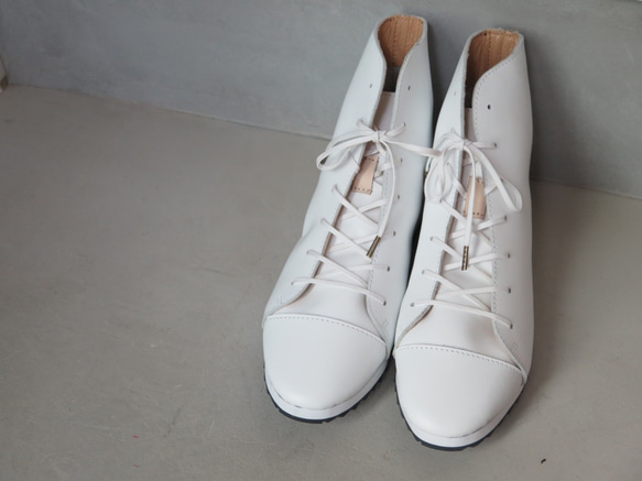 [皮革運動鞋] HI Cut皮革運動鞋白色 第2張的照片