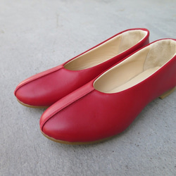 包裹真皮真皮雙腳鞋的舒適感相當紅色 第5張的照片