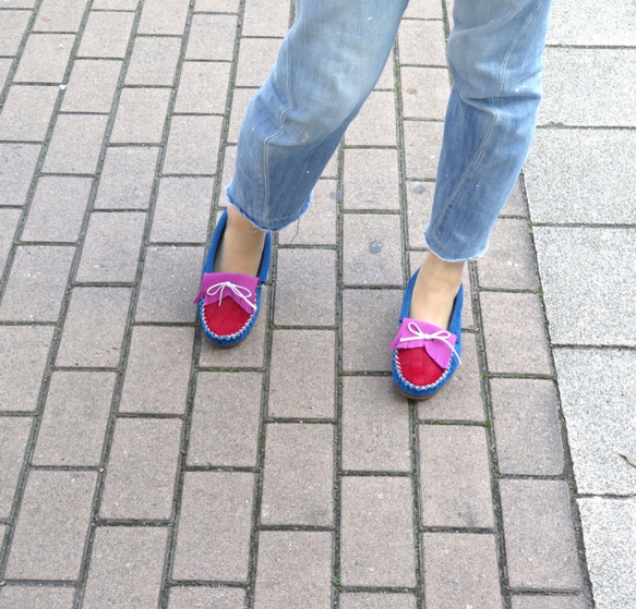 青と赤のコントラストがいい感じエマデザインモカシン　NALU moccasin Shoes #5 2枚目の画像
