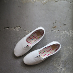 純白色且易於使用的手工鞋 第2張的照片