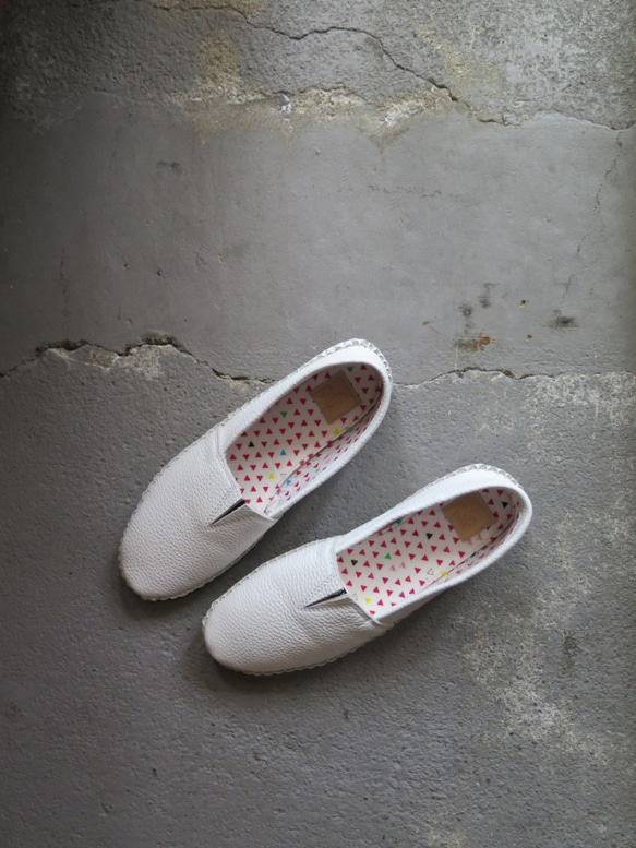 純白色且易於使用的手工鞋 第2張的照片