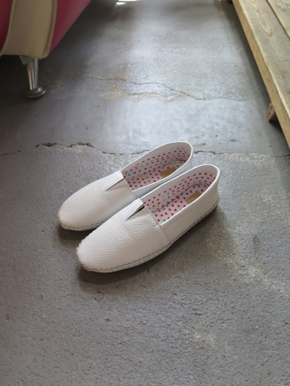 純白色且易於使用的手工鞋 第3張的照片