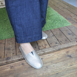 艾瑪·納魯（Emma NALU）鞋流行銀色皮革，內有三角形圓點 第5張的照片