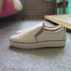 這款防滑運動鞋採用白色皮革製成 第3張的照片