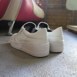 【截至5月14日】特價厚底雙層緊固運動鞋白色 第3張的照片