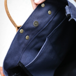 簡約L號真皮帆布購物袋 手提包 含背帶 藏藍色 第5張的照片
