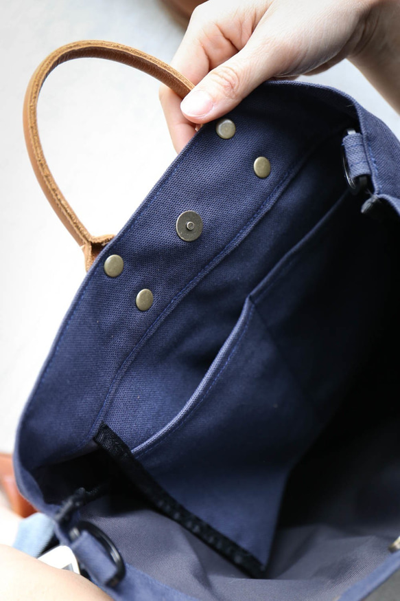 簡約L號真皮帆布購物袋 手提包 含背帶 藏藍色 第5張的照片