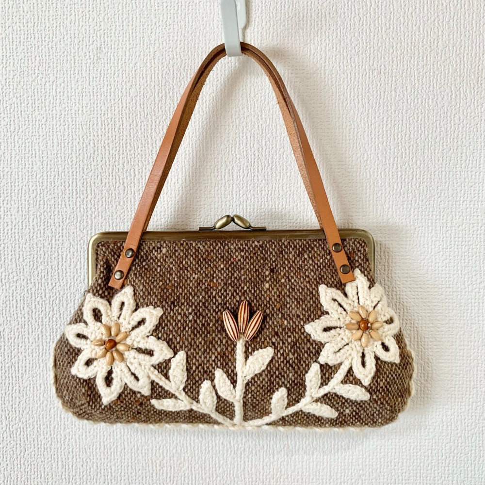 ニットモチーフのミニバッグ(茶）