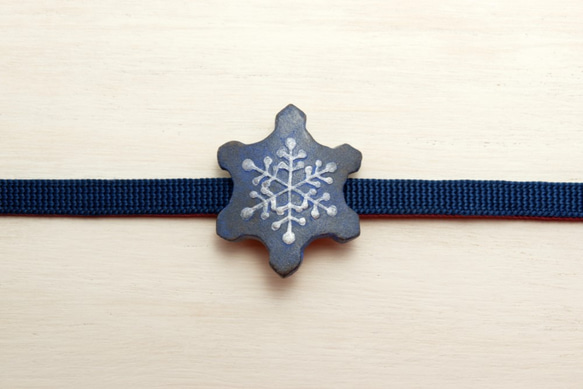 帯留め　雪の結晶　陶器製帯留め（紺） 1枚目の画像