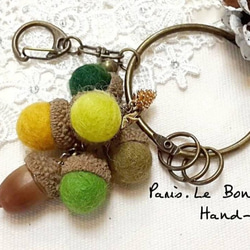 Paris*Le Bonheun。彩虹森林羊毛氈。松果。橡果串。包包吊飾。鑰匙圈 第1張的照片