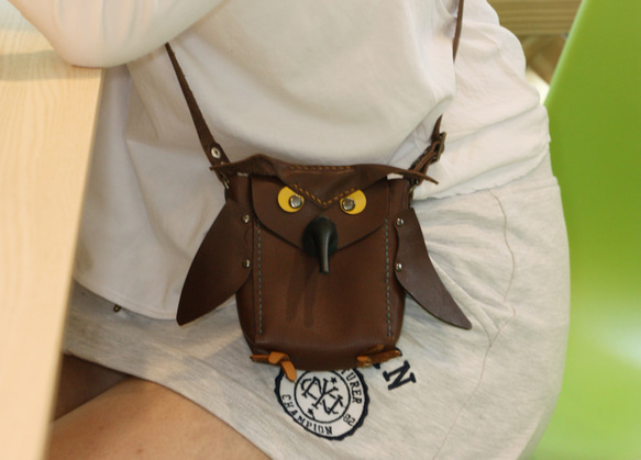 咖啡色貓頭鷹造型小小側背包 第7張的照片