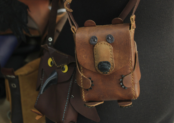 瘋馬皮北美棕熊造型小小側背包 Brown Bear small side bag 第2張的照片