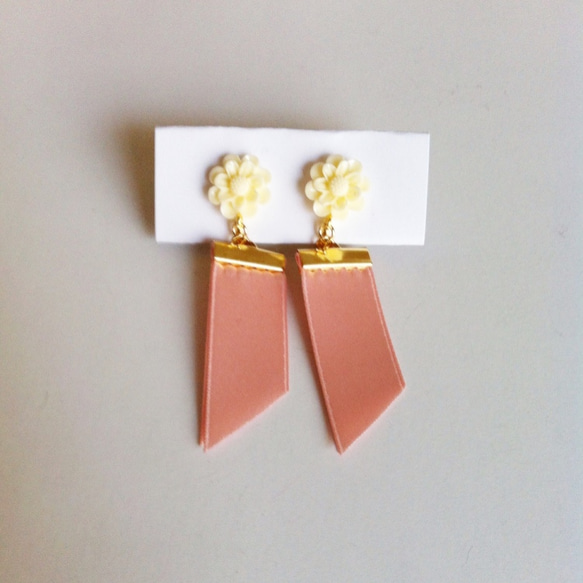 花とリボンのイヤリング 1枚目の画像