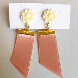 花とリボンのイヤリング 2枚目の画像