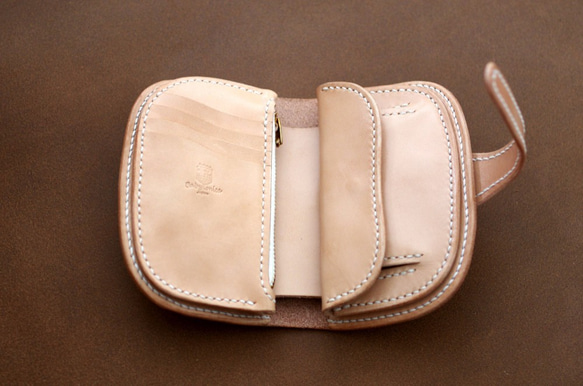 供Hana-chan（按訂單生產）手工縫製的Nume皮革的天然皮革翻蓋半錢包天然牛皮牛皮天然 第2張的照片