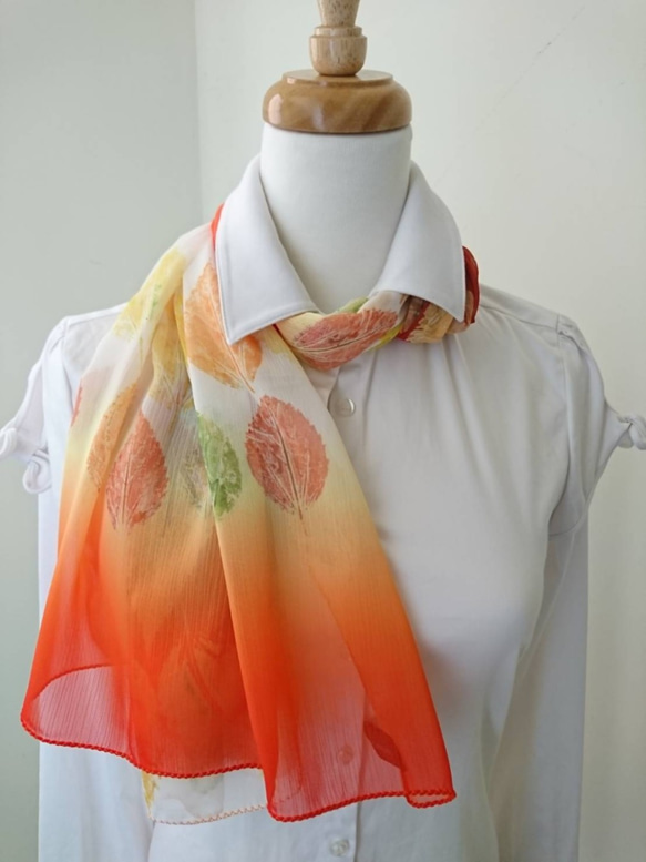 絲巾,披肩,圍巾,雪紡絲,漸層橘黃色,葉子,獨家印花創作,四季使用,精美禮品 第3張的照片