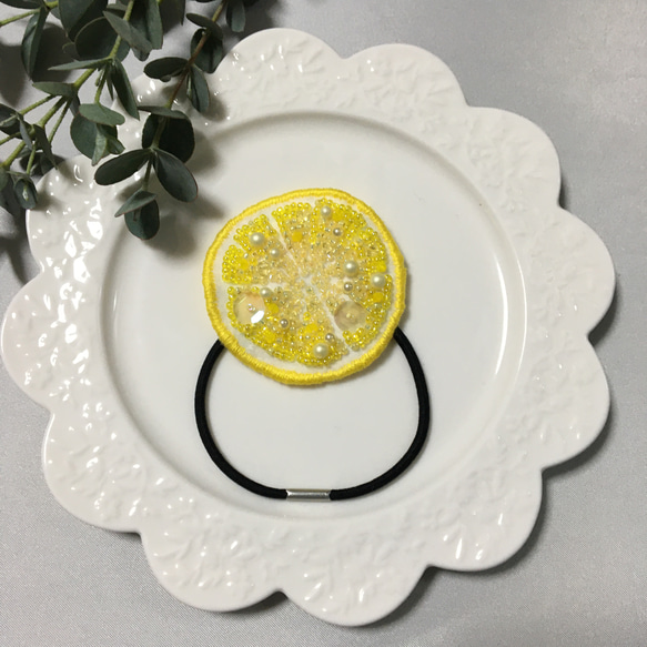レモンスライスのビーズ刺繍ヘアゴム 4枚目の画像