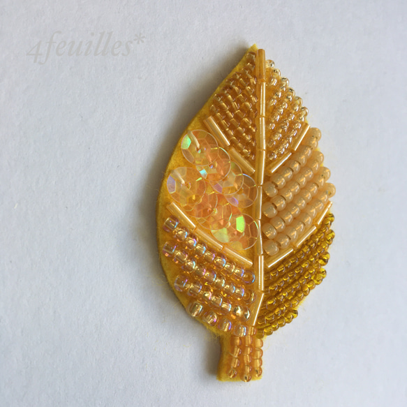 秋冬に活躍する小さな葉っぱのビーズ刺繍ブローチ＊イエロー 2枚目の画像