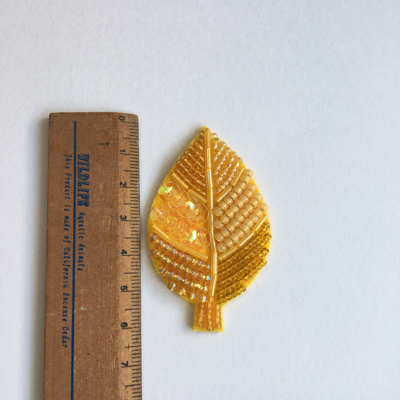秋冬に活躍する小さな葉っぱのビーズ刺繍ブローチ＊イエロー 3枚目の画像