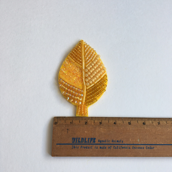 秋冬に活躍する小さな葉っぱのビーズ刺繍ブローチ＊イエロー 4枚目の画像
